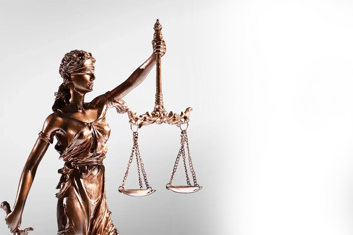 Estátua da Justiça segurando a balança
