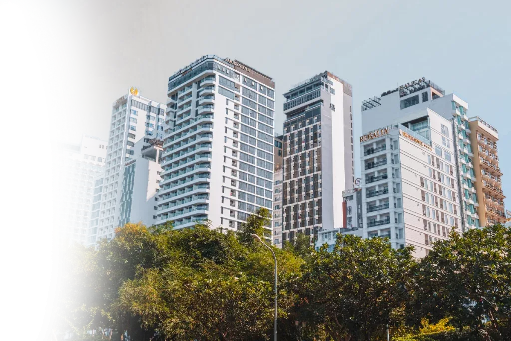 Edifícios residenciais cercados por árvores